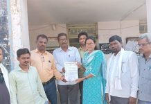 कमी पटसंख्येच्या शाळा बंद करण्याच्या शासनाच्या धोरणाचा निषेध.