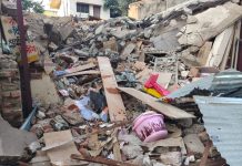 मध्यरात्री कायदा पायदळी तुडवत जेसीबी लावून दुकान तोडले.