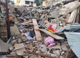 मध्यरात्री कायदा पायदळी तुडवत जेसीबी लावून दुकान तोडले.