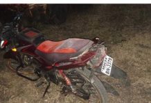 करणवाडी जवळ दुचाकी दुभाजकावर आदळून अपघात.