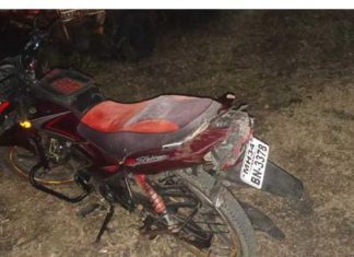 करणवाडी जवळ दुचाकी दुभाजकावर आदळून अपघात.