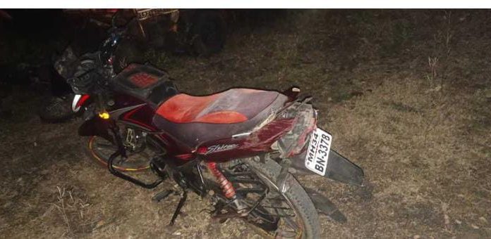 करणवाडी जवळ दुचाकी दुभाजकावर आदळून अपघात.