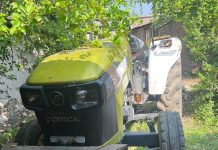 अंधाराचा फायदा घेत उभ्या ट्रॅक्टरच्या बॅटरीवर चोरट्यांच्या नजरा.