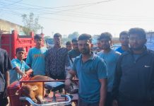 त्या गौ मातेला वाचविण्यासठी युवकांची धडपड.