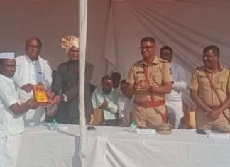 मारुती किनाके यांच्या प्रजासत्ताक दिनाच्या निमित्ताने महसूल प्रशासनाचे वतीने सन्मान.