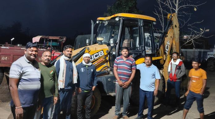 रात्री अडीच वाजता घाटावर तहसीलदार.