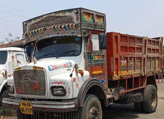 अवैध रेती वाहतूक करणारा ट्रक महसूल च्या ताब्यात.