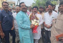 सुधीर मुनगंटीवार आणि राजू उंबरकर यांच्या भेटीने राजकीय वातावरण तापले.