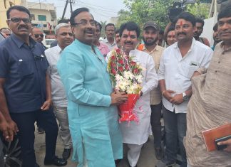 सुधीर मुनगंटीवार आणि राजू उंबरकर यांच्या भेटीने राजकीय वातावरण तापले.