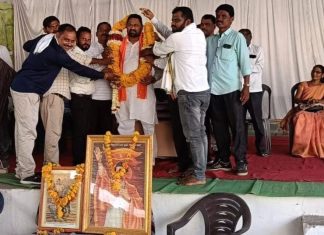 संजय देरकर यांच्या सत्कार प्रसंगी अनेक युवकांनी बांधले शिवबंधन.