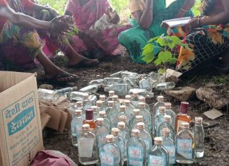 अवैध दारू विक्री विरोधात महिला रस्त्यावर, पोलीस प्रशासनाची अब्रू चव्हाट्यावर.