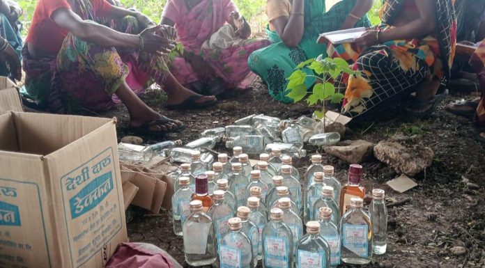 अवैध दारू विक्री विरोधात महिला रस्त्यावर, पोलीस प्रशासनाची अब्रू चव्हाट्यावर.