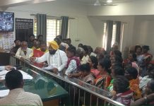 ग्रामसेवक व चपराशी यांना निलंबित करण्याची मागणी.