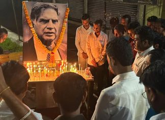 मारेगाव रोड येथे स्वर्गीय उद्योगपती रतन टाटा यांना श्रद्धांजली.