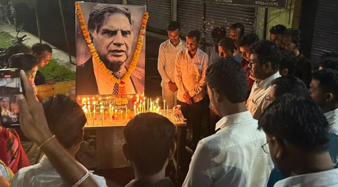 मारेगाव रोड येथे स्वर्गीय उद्योगपती रतन टाटा यांना श्रद्धांजली.