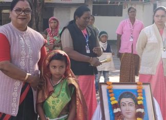 मॅकरून शाळेत सावित्रीबाई फुले यांना अभिवादन….