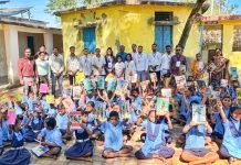 यंग इंडिया ऑफआंबेडकर राईट मुव्हमेंट च्या वतीने पळसोनी येथे विद्यार्थ्याना शालेय साहित्याचे वाटप.