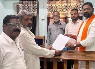 वीज पडून मृत पडलेल्या महिलेच्या वारसांना ४ लाख रुपयाची शासनाची मदत, आमदार संजय देरकर यांच्या हस्ते धनादेश सुपूर्द.