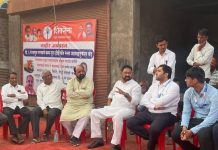 अधिक टन क्षमतेच्या वाहनांमुळे रस्त्याची दुरवस्था – शिवसेनेच्या आंदोलनाला यश.