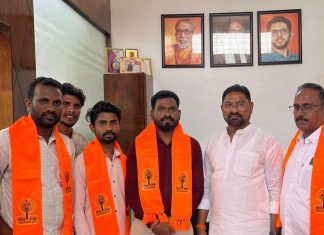 डॉ मेश्राम यांचा आमदार संजय देरकर यांचे हस्ते शिवबंधन बांधून शिवसेनेत प्रवेश.