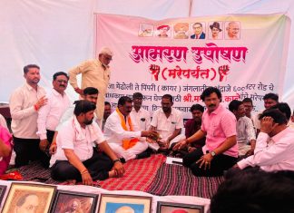 शिवसेना शिंदे गटाच्या पदाधिकाऱ्यांनी पालकमंत्री संजय राठोड यांच्या मार्गदर्शनात सोडले रस्त्याचे उपोषण..