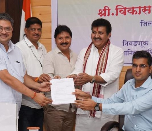 यवतमाळ विधानपरिषद निवडणूक : दुष्यंत चतुर्वेदी यांचा उमेदवारी अर्ज दाखल.